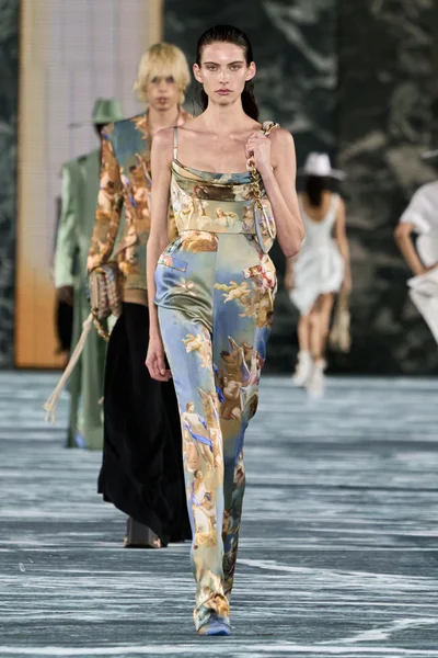 Look 16